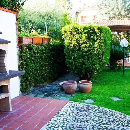 - The Garden On The Sea- Centro Marina di Carrara